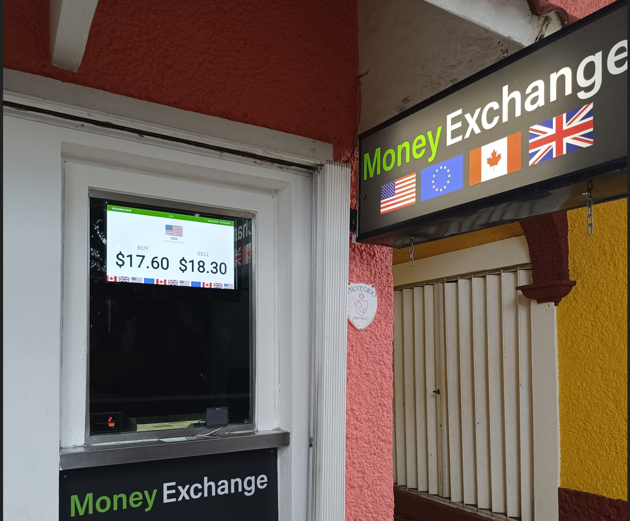 Tablero digital de divisas en centro cambiario